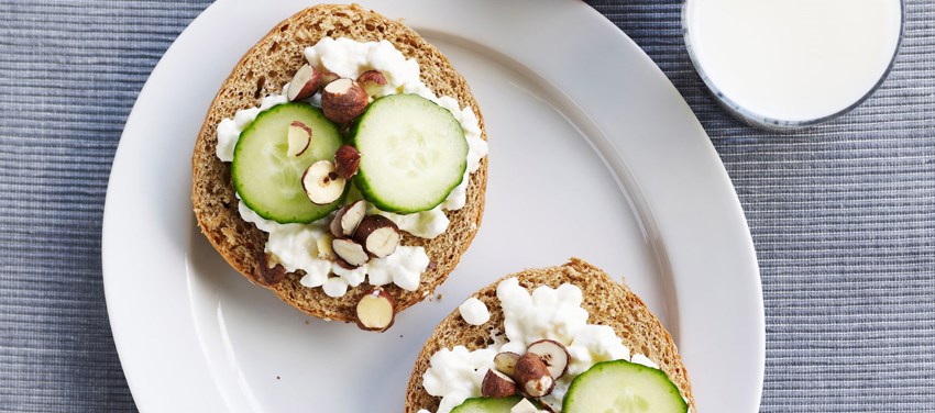 Fuldkornsbrød med hytteost og æble - børneportion