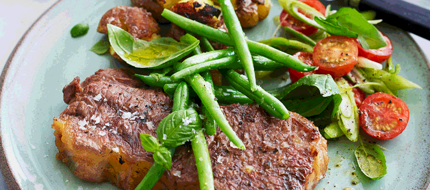Entrecôte med grønne bønner, tomatsalsa og knuste timiankartofler
