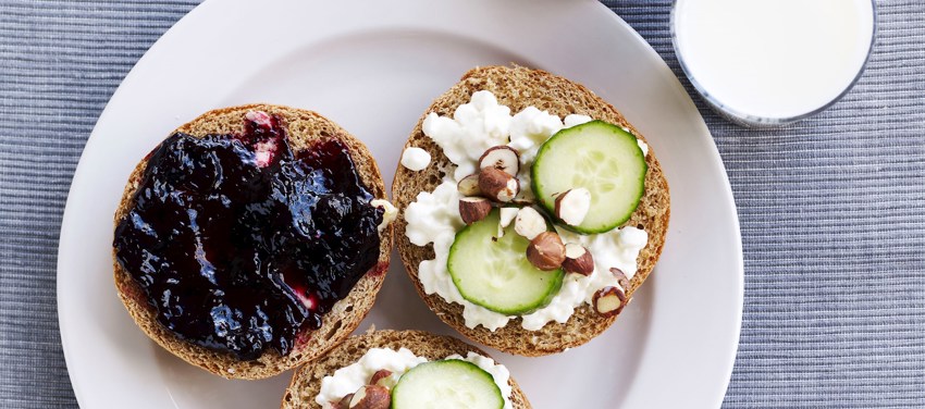 Fuldkornsbrød med hytteost og æble