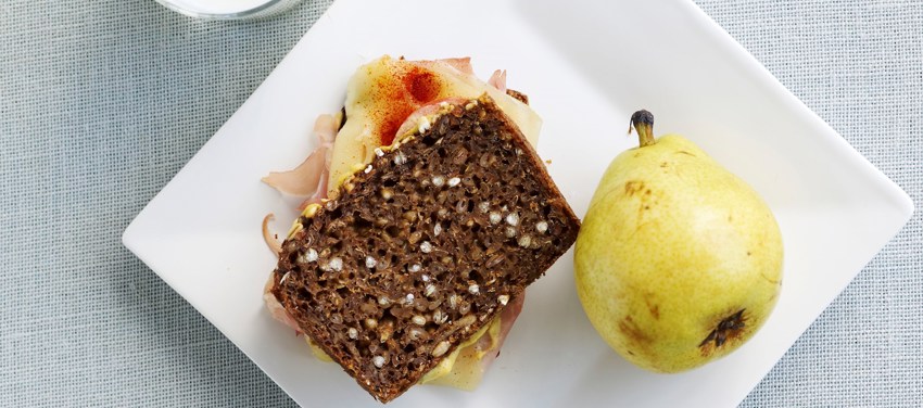 Varm rugbrødssandwich