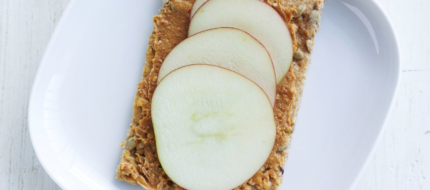 Knækbrød med peanutbutter og æble