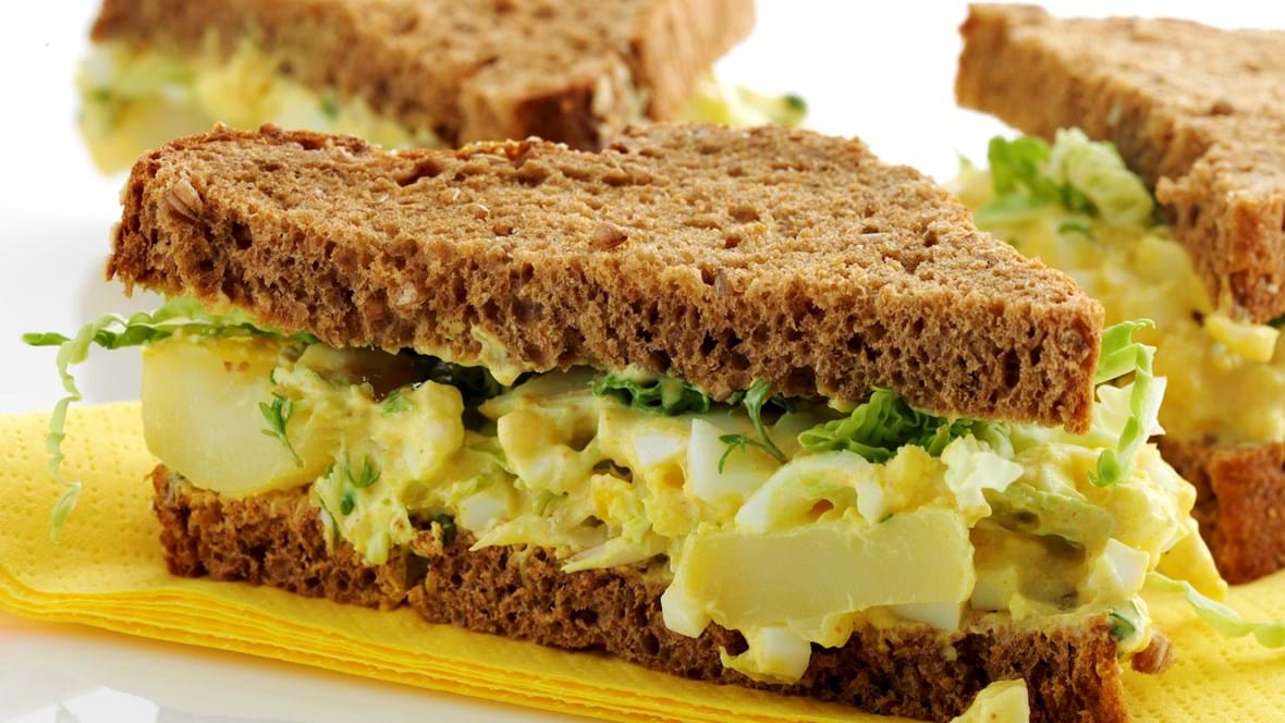 Sandwich med æggesalat og sprødt kål