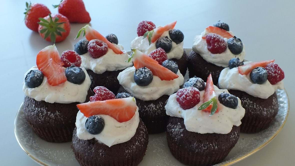 Hurtige kakao-cupcakes med friske bær og flødeskum