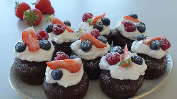 Hurtige kakao-cupcakes med friske bær og flødeskum