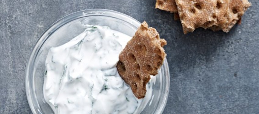 Knækket knækbrød med myntedip