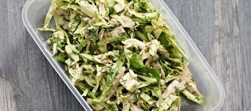 Salat med sprød kål, ost og koldt kød