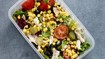 Salat med majs, oliven og kylling - thumbnail