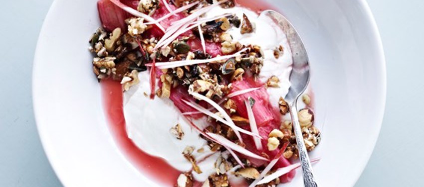 Skyr med rabarber og granola