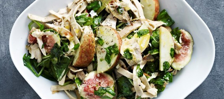 Pastasalat med æbler, figner, frisk spinat og kylling