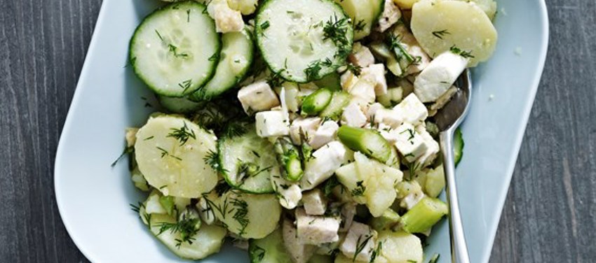 Frisk salat med grønne og hvide asparges, agurk, feta og kalkun
