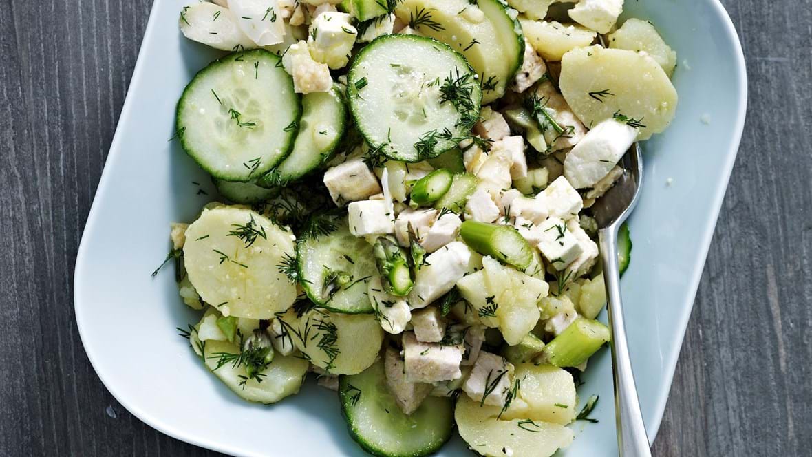 Frisk salat med grønne og hvide asparges, agurk, feta og kalkun