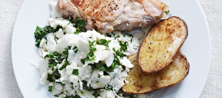 Blomkålssalat, bagte kartofler og grillet svinekotelet