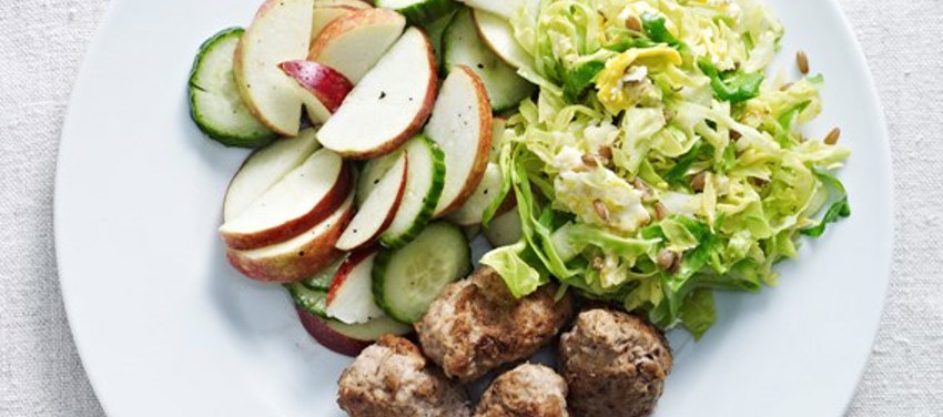 Æble-agurkesalat, rugkerner og frikadeller