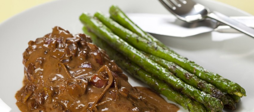 Kylling med løgsauce med citron og grønne asparges