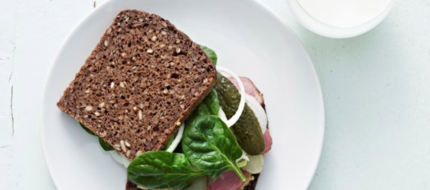 Sandwich med puré af gule ærter og pastrami, barn