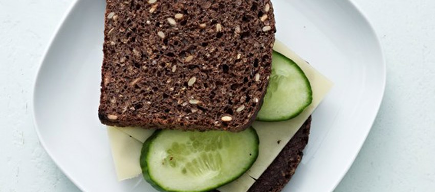 Rugbrød med oliventapenade og ost