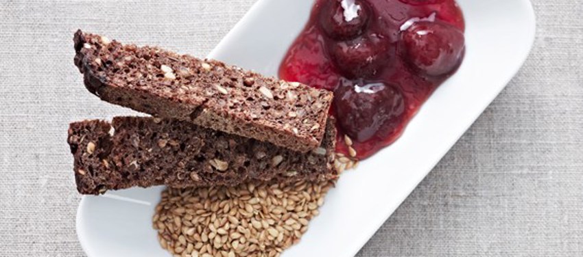 Rugbrødsstænger med marmelade