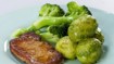 Svinekotelet med broccoli og pestomarinerede kartofler - thumbnail