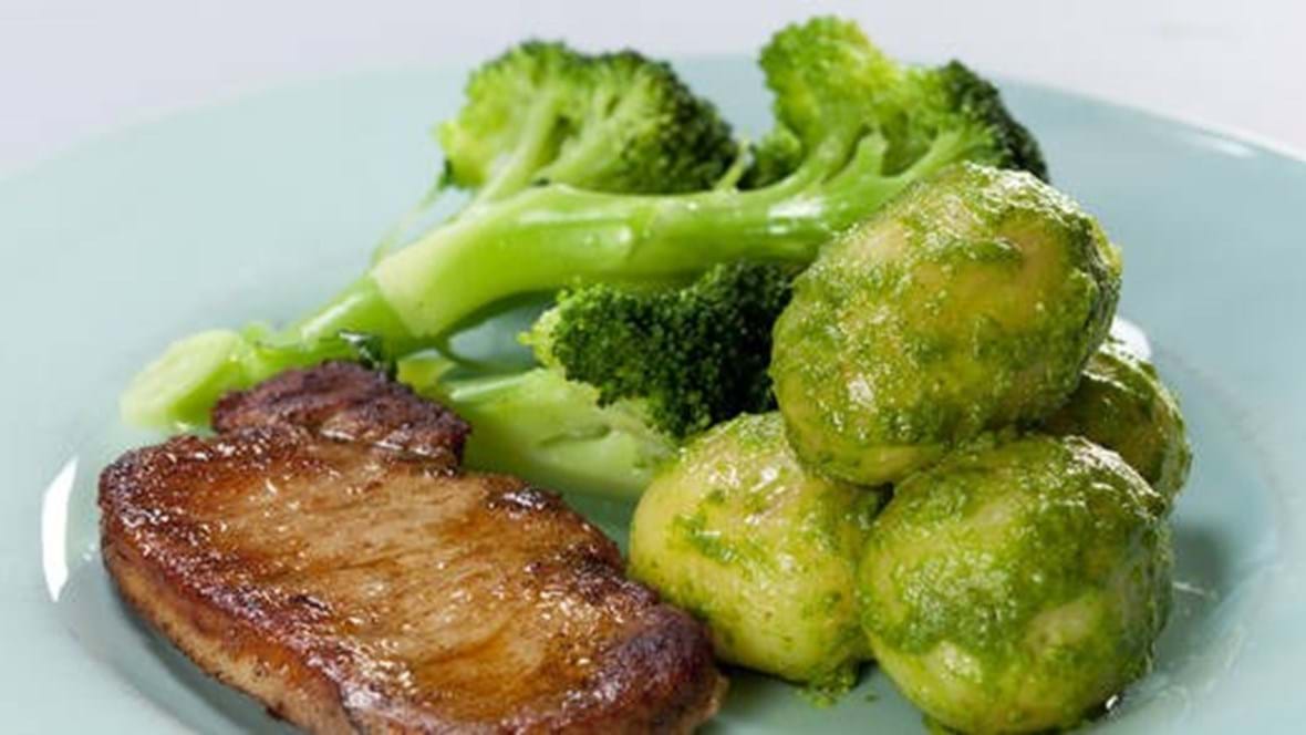 Svinekotelet med broccoli og pestomarinerede kartofler