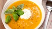 Rød linsesuppe med cremefraiche og basilikum - thumbnail