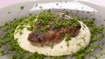 Langtidsbagt svinenakke på hvid bønnepuré med parmesan - thumbnail