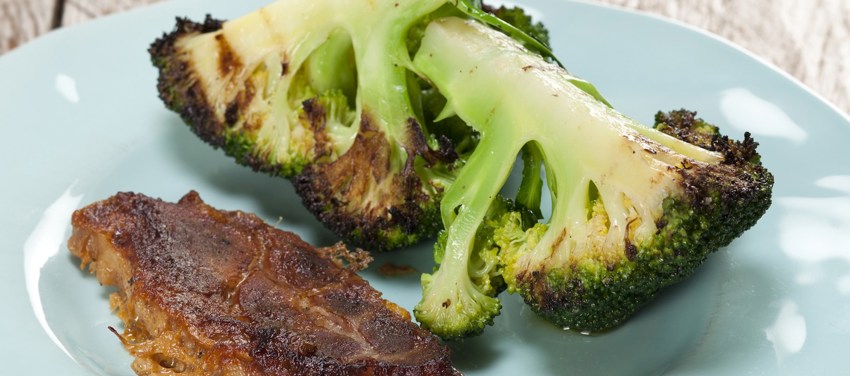 Langtidsbagte nakkekoteletter med broccoli og krydderurtecreme