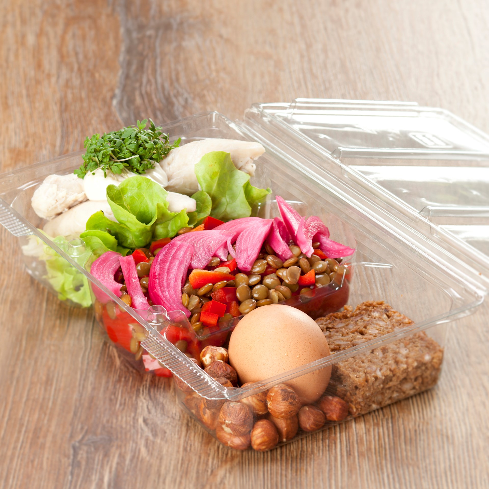 Madpakke med salater, linser, æg og hasselnødder