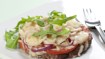 Meatzza med løg, tomat og rucola - thumbnail