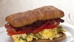 Morgensandwich med røræg og bacon - thumbnail
