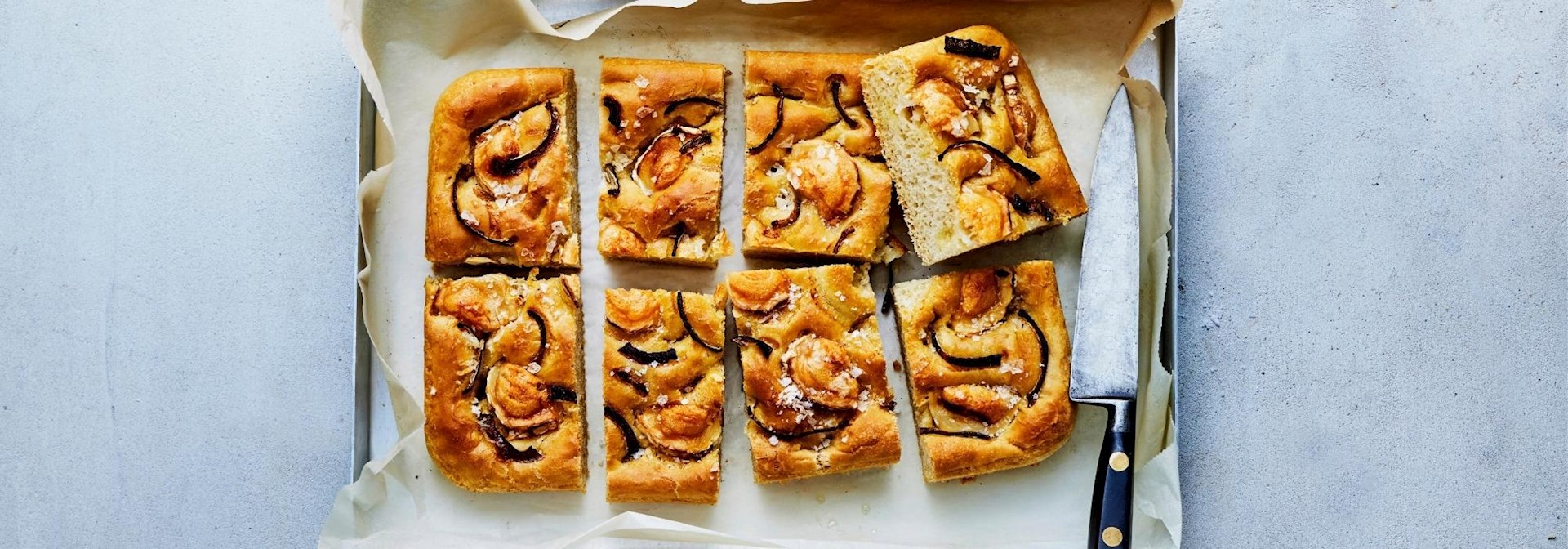 Foccacia brød med løg, gedeost og rosmarin