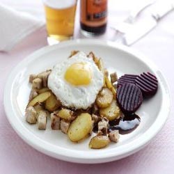 Biksemad med spejlæg, syltede rødbeder og engelsk sauce