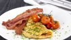 Omelet med bacon og bagte tomater - thumbnail