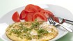 Omelet med cheddar ost, karse og tomater - thumbnail