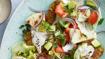 Falafelsalat med tahin-dressing, tomat, løg og ristet pitabrød - thumbnail