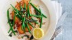 Kyllingeschnitzel med grønne bønner, mandler og salviesmør - thumbnail