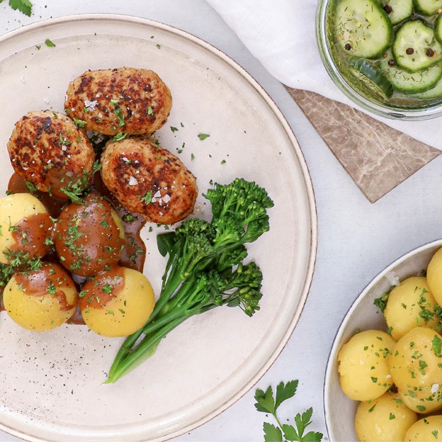 Frikadeller Opskrift Med Kartofler, Sauce Og Surt - Se Her