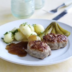 Frikadeller Opskrift Med Kartofler Sauce Og Agurker Se Her