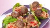 Ovnstegte frikadeller med blomkåls ’cous-cous’ og rød peber - thumbnail
