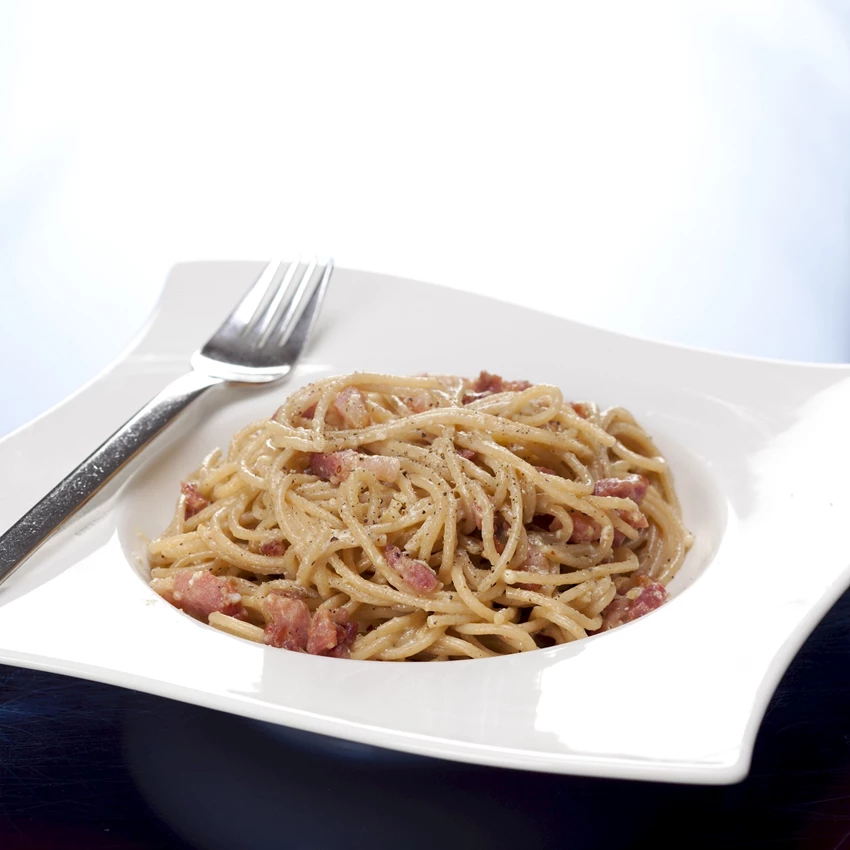 Pasta carbonara med bacon og parmesan - få opskriften her