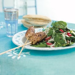 Kebab på grill opskrift og spinatsalat med linser se her