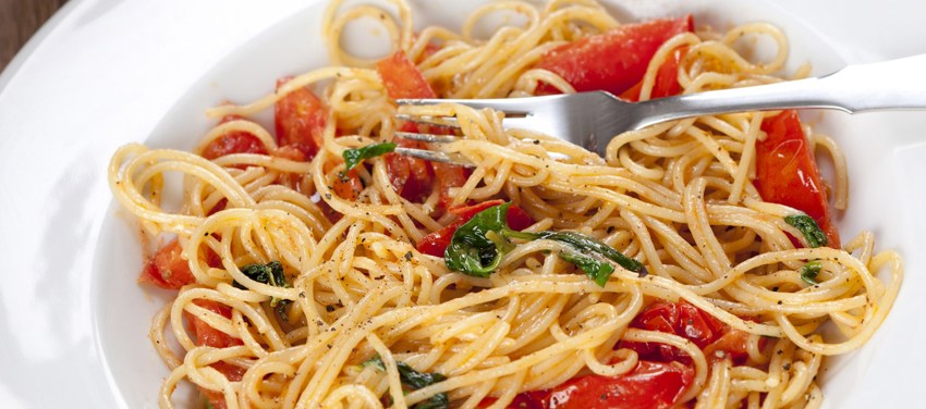 Pasta med bagte tomater og spinat