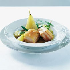 Letrøget svinebryst med oktoberpærer og grøntsager med kørvelsmør