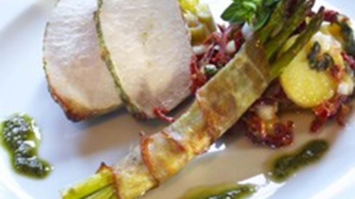Pestostegt Filet Royal med ovnbagte rabarber, baconsvøbte asparges og marinerede kartofler