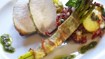 Pestostegt Filet Royal med ovnbagte rabarber, baconsvøbte asparges og marinerede kartofler - thumbnail