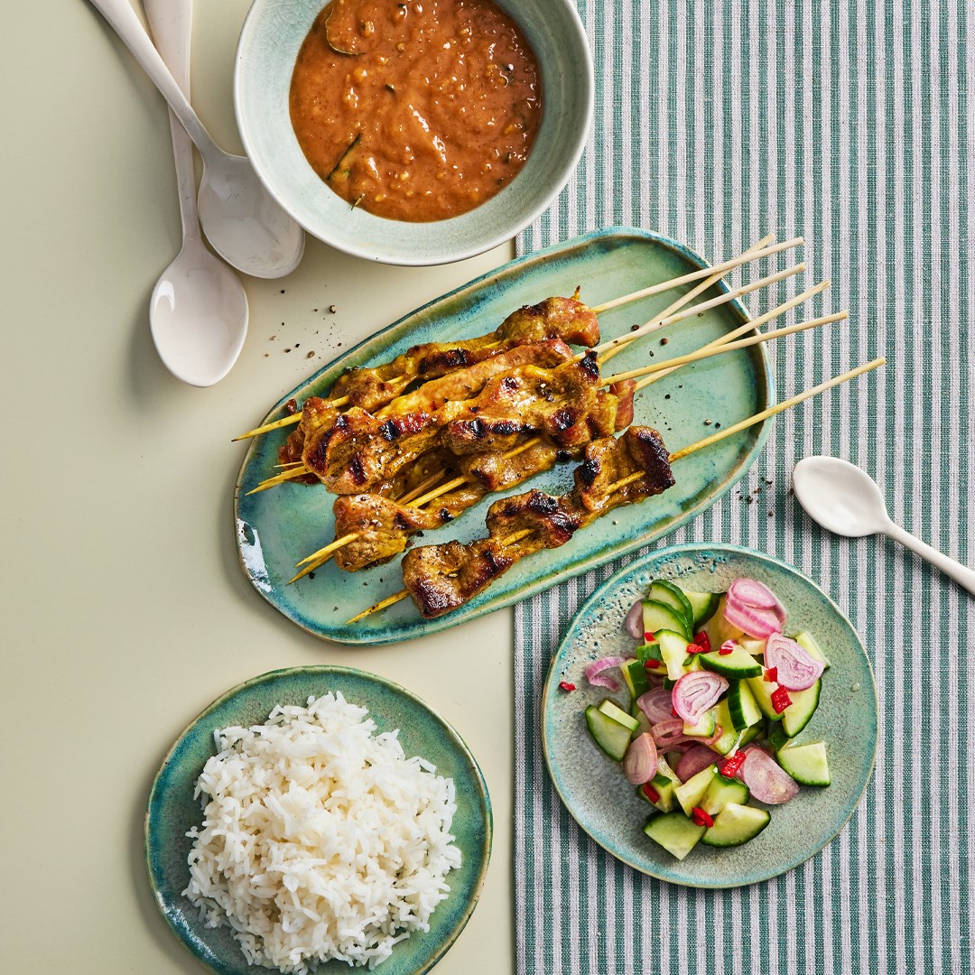 Svinekød på spid med peanut sauce