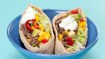 Pita med oksekød, salat, avocado, majs og chili - thumbnail