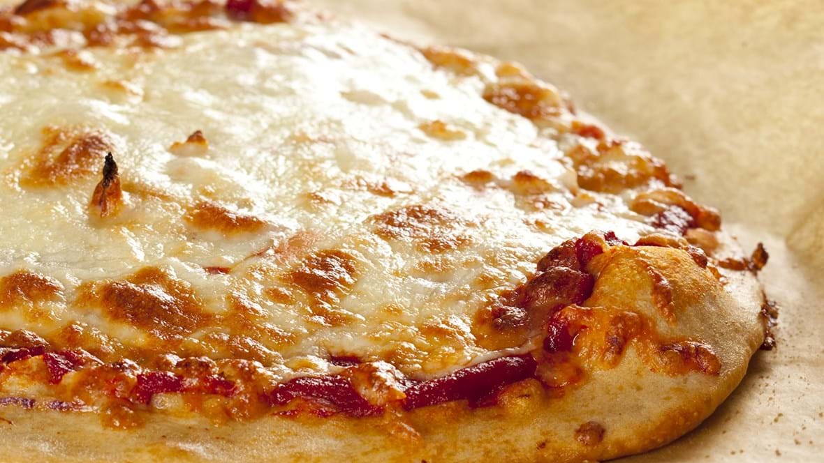 Pizza med tomat og ost