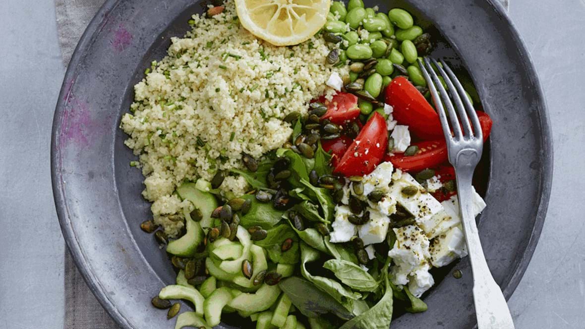Cous-cous salat med tomater, edamame bønner og feta