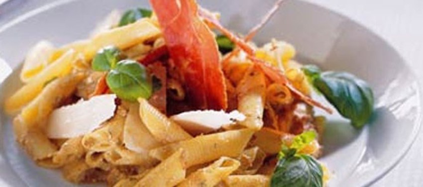 Pasta med krydret mandelsauce og lufttørret skinke