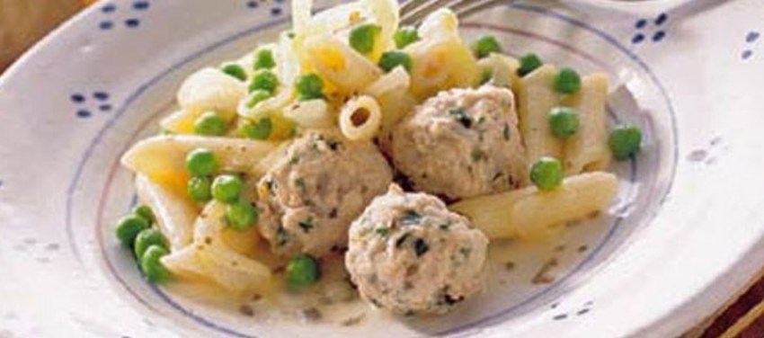 Pasta med kødboller i oreganosauce og stegte løg med grønne ærter